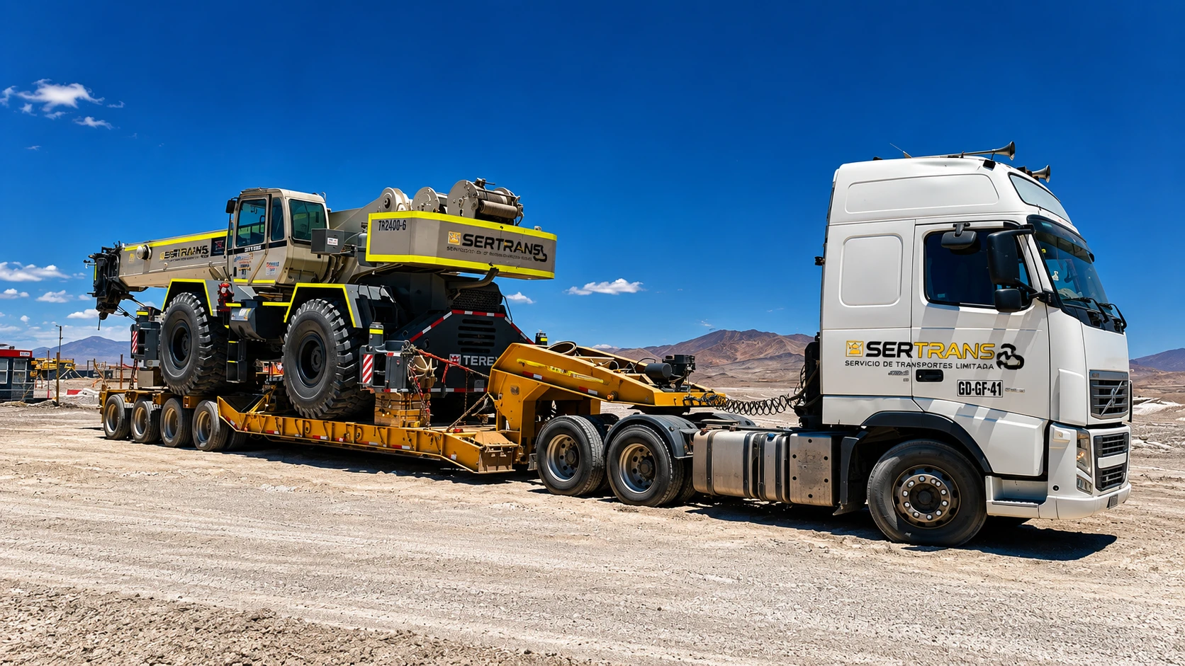 Camión SerTrans transportando grúa por la cordillera